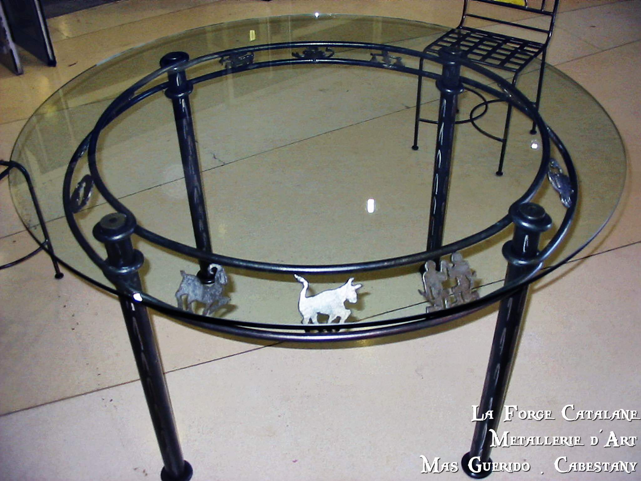 table ronde en fer motif signes du zodiaque  forge catalane.jpg